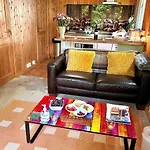 Treeside Woodhouse Chalet *