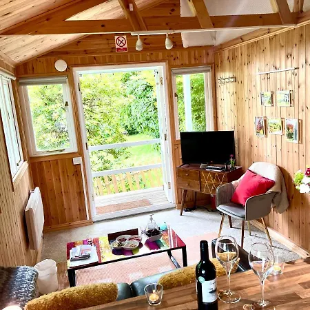 Treeside Woodhouse Chalet *
