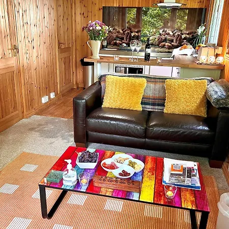 Treeside Woodhouse Chalet *