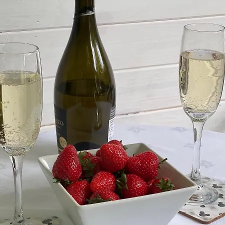 Treeside Woodhouse Chalet *