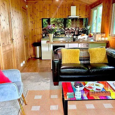 Treeside Woodhouse Chalet *