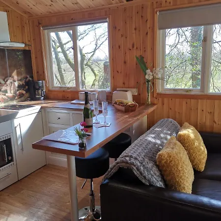 Treeside Woodhouse בקתה הוקסהד